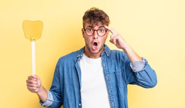 Genç yakışıklı adam şaşırmış görünüyor, yeni bir düşünce, fikir ya da konsept fark ediyor. Sineklik konsepti