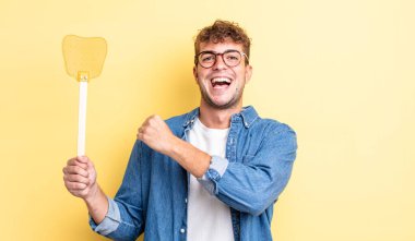 Genç yakışıklı adam kendini mutlu hissediyor ve bir meydan okumayla yüzleşiyor ya da kutluyor. Sineklik konsepti