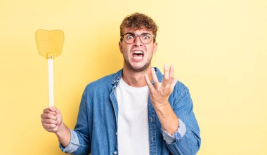 Genç yakışıklı adam umutsuz, sinirli ve stresli görünüyor. Sineklik konsepti