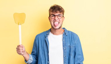 Genç ve yakışıklı bir adam tiksinmiş ve sinirlenmiş hissediyor ve dilini dışarı çıkarıyor. Sineklik konsepti