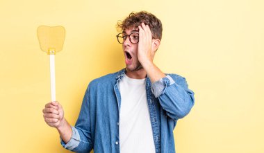 Genç yakışıklı adam mutlu, heyecanlı ve şaşırmış hissediyor. Sineklik konsepti