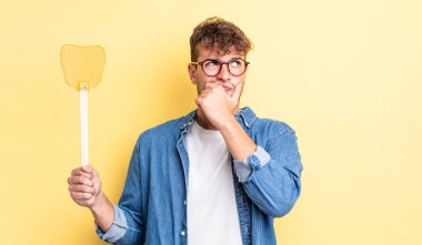 Genç yakışıklı düşünen, kuşkulu ve kafası karışık bir adam. Sineklik konsepti