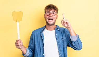 Genç yakışıklı bir adam bir fikri fark ettikten sonra mutlu ve heyecanlı bir dahi gibi hissediyor. Sineklik konsepti