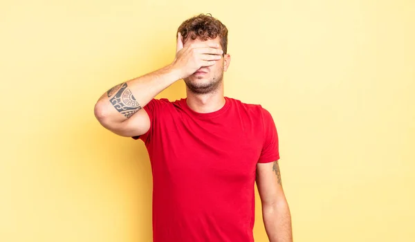 Jovem Homem Bonito Cobrindo Olhos Com Uma Mão Sentindo Assustado — Fotografia de Stock