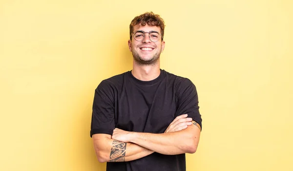 Jovem Bonito Homem Olhando Como Feliz Orgulhoso Satisfeito Realizador Sorrindo — Fotografia de Stock