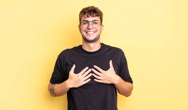 Jovem Bonito Homem Olhando Feliz Surpreso Orgulhoso Animado Apontando Para — Fotografia de Stock