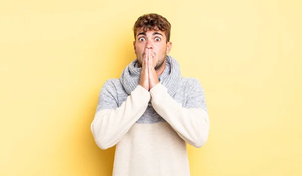 Joven Hombre Guapo Feliz Emocionado Sorprendido Sorprendido Cubriendo Boca Con — Foto de Stock