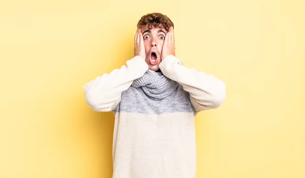 Joven Guapo Hombre Buscando Desagradablemente Sorprendido Asustado Preocupado Boca Abierta — Foto de Stock