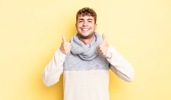 Jovem Bonito Homem Sorrindo Amplamente Olhando Feliz Positivo Confiante Bem — Fotografia de Stock