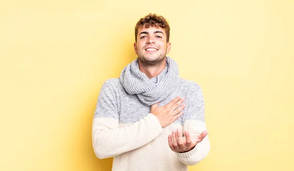 Joven Hombre Guapo Sintiéndose Feliz Enamorado Sonriendo Con Una Mano — Foto de Stock