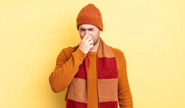 Jonge Knappe Man Voelt Zich Walgelijk Houden Neus Voorkomen Dat — Stockfoto