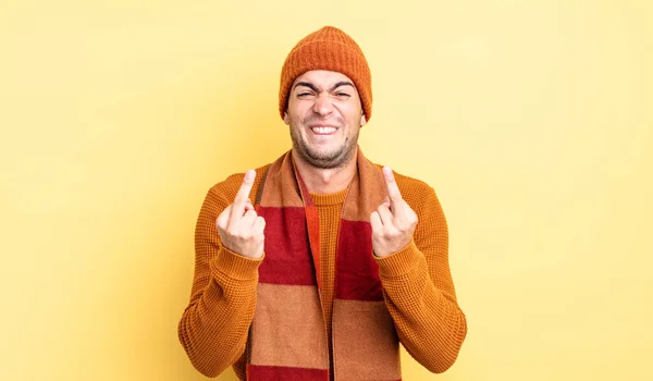 Joven Hombre Guapo Sintiéndose Provocativo Agresivo Obsceno Volteando Dedo Medio — Foto de Stock