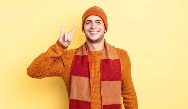 Jovem Homem Bonito Sentindo Feliz Divertido Confiante Positivo Rebelde Fazendo — Fotografia de Stock