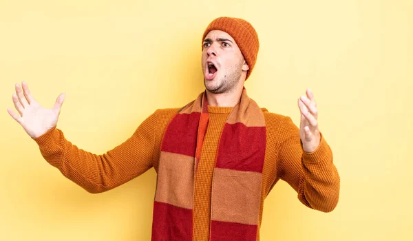 Joven Hombre Guapo Interpretando Ópera Cantando Concierto Espectáculo Sintiéndose Romántico — Foto de Stock