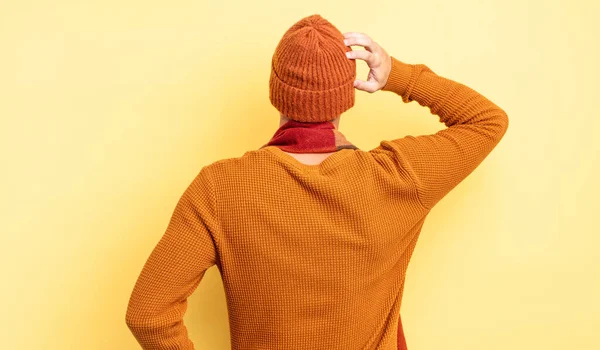 Jovem Homem Bonito Sentindo Sem Noção Confuso Pensando Uma Solução — Fotografia de Stock