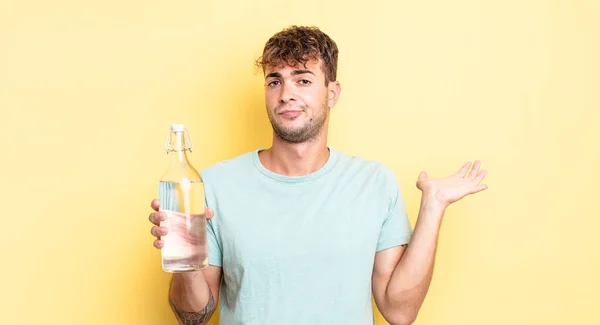 Joven Hombre Guapo Sintiéndose Desconcertado Confundido Dudando Concepto Agua —  Fotos de Stock