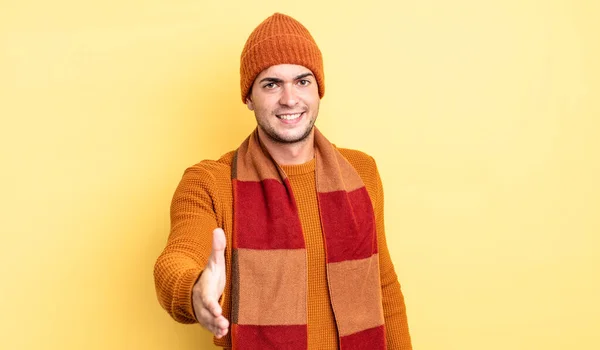 Joven Hombre Guapo Sonriendo Buscando Feliz Seguro Amable Ofreciendo Apretón — Foto de Stock