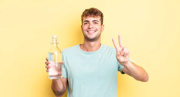 Joven Hombre Guapo Sonriendo Mirando Feliz Haciendo Gestos Victoria Paz —  Fotos de Stock