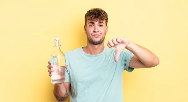 Joven Hombre Guapo Sintiendo Cruz Mostrando Los Pulgares Hacia Abajo — Foto de Stock