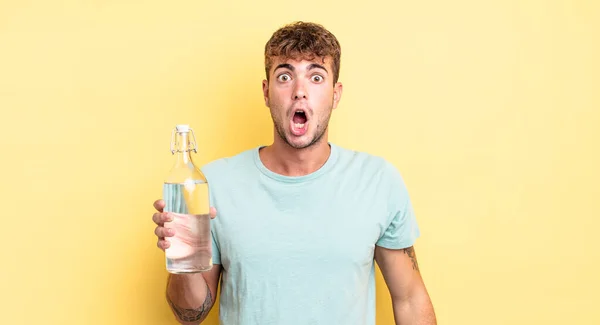 Joven Hombre Guapo Buscando Muy Sorprendido Sorprendido Concepto Agua —  Fotos de Stock