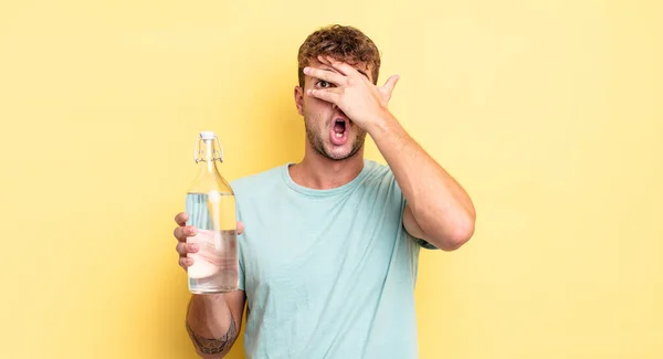 Ung Stilig Man Ser Chockad Rädd Eller Skräckslagen Täcker Ansiktet — Stockfoto