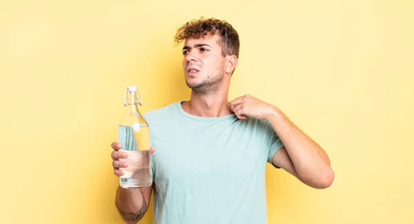 Joven Hombre Guapo Sentirse Estresado Ansioso Cansado Frustrado Concepto Agua — Foto de Stock