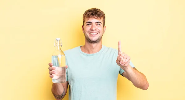 Jovem Bonito Homem Sorrindo Orgulhosamente Confiantemente Fazendo Número Conceito Água — Fotografia de Stock