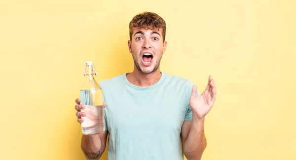 Jovem Homem Bonito Sentindo Feliz Espantado Com Algo Inacreditável Conceito — Fotografia de Stock