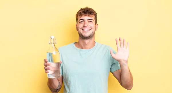 Jovem Bonito Homem Sorrindo Feliz Acenando Mão Acolhendo Cumprimentando Você — Fotografia de Stock