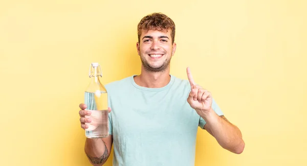 Jovem Bonito Homem Sorrindo Olhando Amigável Mostrando Número Conceito Água — Fotografia de Stock