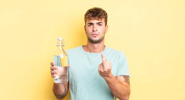 Jovem Homem Bonito Sentindo Irritado Irritado Rebelde Agressivo Conceito Água — Fotografia de Stock