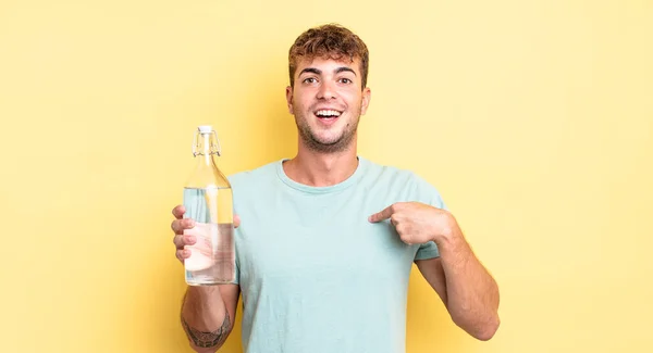 Joven Guapo Hombre Sintiéndose Feliz Apuntando Mismo Con Emocionado Concepto —  Fotos de Stock