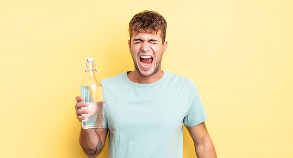 Jovem Homem Bonito Gritando Agressivamente Parecendo Muito Irritado Conceito Água — Fotografia de Stock