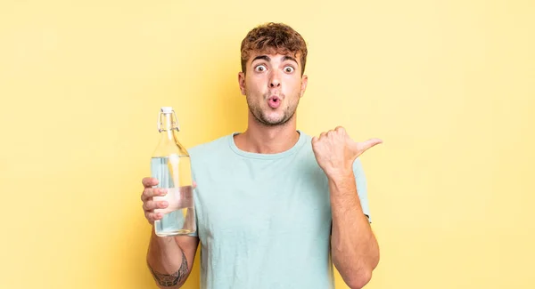 Joven Hombre Guapo Mirando Asombrado Incredulidad Concepto Agua — Foto de Stock