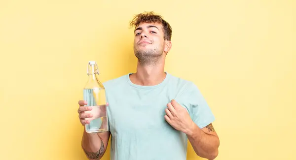 Joven Hombre Guapo Buscando Arrogante Exitoso Positivo Orgulloso Concepto Agua —  Fotos de Stock