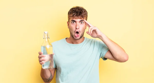 Jovem Bonito Homem Olhando Surpreso Percebendo Novo Pensamento Ideia Conceito — Fotografia de Stock