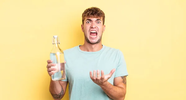 Joven Hombre Guapo Buscando Desesperado Frustrado Estresado Concepto Agua —  Fotos de Stock