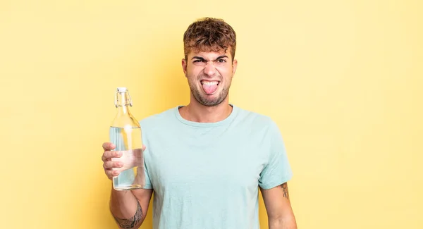 Jeune Homme Beau Sentant Dégoûté Irrité Langue Dehors Concept Eau — Photo