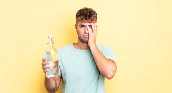 Jovem Homem Bonito Sentindo Entediado Frustrado Sonolento Depois Cansativo Conceito — Fotografia de Stock