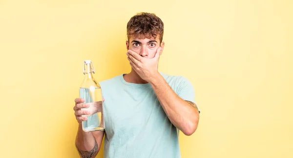 Jeune Homme Beau Couvrant Bouche Avec Des Mains Avec Choc — Photo