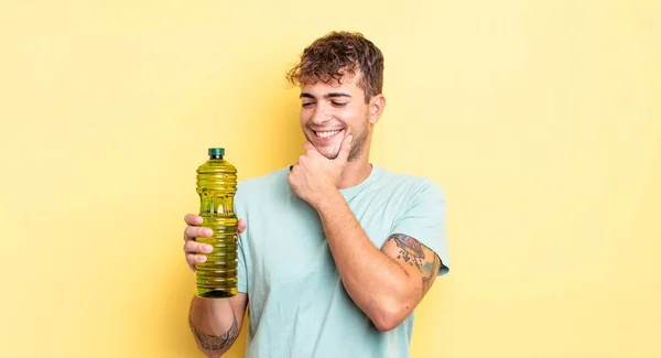 Jovem Homem Bonito Sorrindo Com Uma Expressão Feliz Confiante Com — Fotografia de Stock