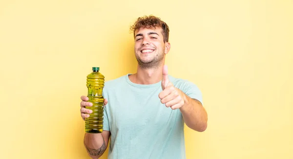 Jovem Homem Bonito Sentindo Orgulhoso Sorrindo Positivamente Com Polegares Para — Fotografia de Stock