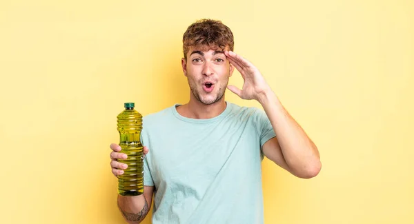 Jovem Homem Bonito Que Parece Feliz Surpreso Surpreso Conceito Azeite — Fotografia de Stock