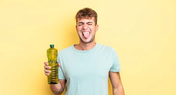 Jovem Homem Bonito Com Atitude Alegre Rebelde Brincando Língua Furando — Fotografia de Stock