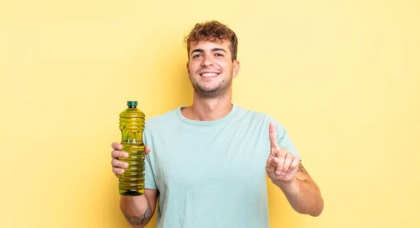 Jovem Bonito Homem Sorrindo Orgulhosamente Confiantemente Fazendo Número Conceito Azeite — Fotografia de Stock