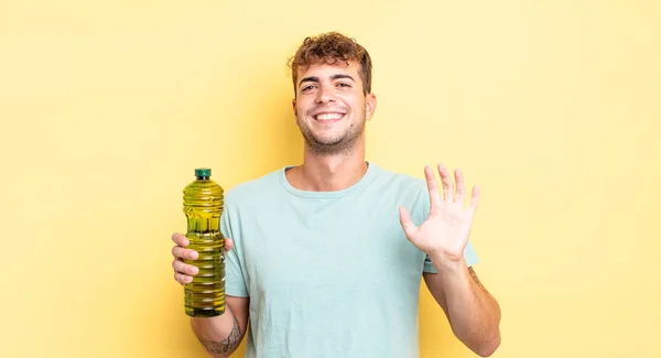 Jovem Bonito Homem Sorrindo Feliz Acenando Mão Acolhendo Cumprimentando Você — Fotografia de Stock