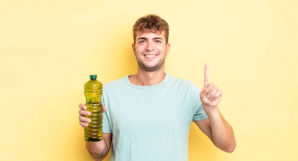 Jovem Bonito Homem Sorrindo Olhando Amigável Mostrando Número Conceito Azeite — Fotografia de Stock