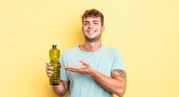 Jovem Bonito Homem Sorrindo Alegremente Sentindo Feliz Mostrando Conceito Conceito — Fotografia de Stock