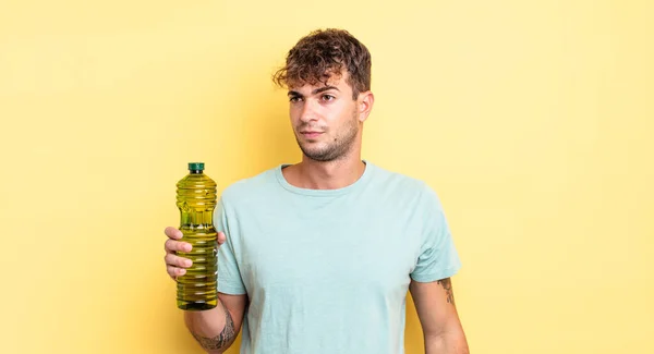 Jovem Homem Bonito Sentindo Triste Chateado Com Raiva Olhando Para — Fotografia de Stock