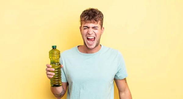 Jeune Homme Beau Criant Agressivement Air Très Colère Huile Olive — Photo